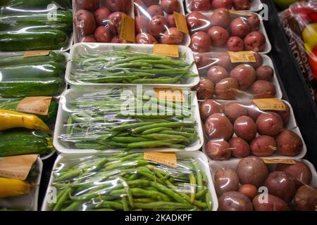 Augusta, GA USA - 12 22 21: Einzelhandelsgeschäft Frischwaren Tabletts von Produkten grünen Bohnen roten Kartoffeln Stockfoto