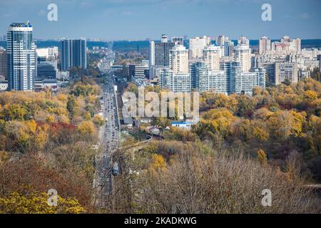 28. Oktober 2022, Kiew, Ukraine: Blick auf die Kiewer Bezirke am linken Ufer des Flusses Dnipro. Im Oktober 2022 führten die russischen Streitkräfte zahlreiche Angriffe auf die zivile Infrastruktur von Kiew durch, die massive Stromausfälle, Wasserversorgung und Heizung in der Stadt verursachten. (Bild: © Oleksii Chumachenko/SOPA Images via ZUMA Press Wire) Stockfoto