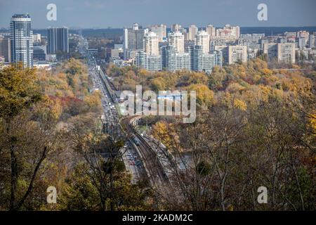 28. Oktober 2022, Kiew, Ukraine: Blick auf die Kiewer Bezirke am linken Ufer des Flusses Dnipro. Im Oktober 2022 führten die russischen Streitkräfte zahlreiche Angriffe auf die zivile Infrastruktur von Kiew durch, die massive Stromausfälle, Wasserversorgung und Heizung in der Stadt verursachten. (Bild: © Oleksii Chumachenko/SOPA Images via ZUMA Press Wire) Stockfoto