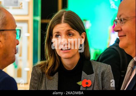 London, Großbritannien. 2.. November 2022. Techniker: Die David Sainsbury Gallery im Science Museum, vor der öffentlichen Eröffnung am Donnerstag, den 3. November. Kredit: Guy Bell/Alamy Live Nachrichten Stockfoto