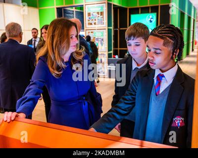 London, Großbritannien. 2.. November 2022. Gillian Keegan, konservative Abgeordnete von Chichester, Staatssekretär für Bildung, hilft einigen Schulkindern mit einer der Konsolen - Techniker: Die David Sainsbury Gallery im Science Museum, vor der öffentlichen Eröffnung am Donnerstag, dem 3. November. Kredit: Guy Bell/Alamy Live Nachrichten Stockfoto