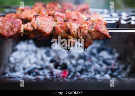 Nahaufnahme von Shish Kebab-Fleisch auf Spiessen, die auf dem Brazier-Grill braten Stockfoto