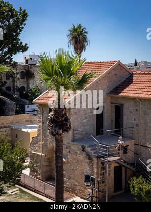 Larnaca, Zypern - 25. Juni 2022: Museumsgebäude in der mittelalterlichen Festung Larnaca. Stockfoto