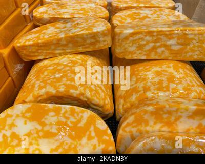 Augusta, GA USA - 12 22 21: Bulk Cheese Cheddar Jack Blocks Stockfoto