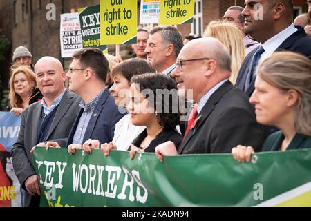 Mick Lynch (äußerste Linke), Generalsekretär der RMT-Gewerkschaft, schließt sich den Abgeordneten und Gewerkschaftsfunktionären bei einer Kundgebung in Westminster an, bei der es um die Mindestgesetzgebung für Servicelevel ging. Das Gesetz über Verkehrsstreiks (Mindestdienststufen) würde bedeuten, dass Arbeitgeber die Anzahl der Mitarbeiter angeben könnten, die erforderlich sind, um während des Streiks ein angemessenes Dienstniveau zu erreichen, und bestimmte Arbeitnehmer, die immer noch streikend tätig werden, verlieren ihren Schutz vor einer automatischen unfairen Entlassung. Bilddatum: Mittwoch, 2. November 2022. Stockfoto