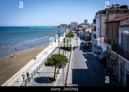 Larnaca, Zypern - 25. Juni 2022: Blick vom mittelalterlichen Fort Larnaca auf die Straße und das Meer. Stockfoto