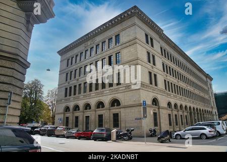 Blick auf das Gebäude der Schweizer Nationalbank, umgeben von Autos unter blauem, hellem Himmel in Zürich Stockfoto