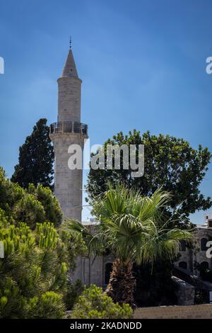 Larnaca, Zypern - 25. Juni 2022: Cami Kebir Moschee von der mittelalterlichen Festung Larnaca aus gesehen. Stockfoto