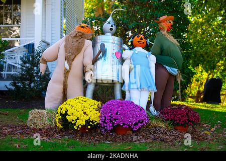 Zauberer von Oz-Charakteren auf dem Rasen eines Barnstable-Hauses auf Cape Cod, USA. Stockfoto