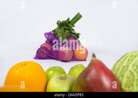 Gewebe für Obst und Gemüse auf weißem Hintergrund. Eine wiederverwendbare Alternative zu Plastiktüten. Stockfoto