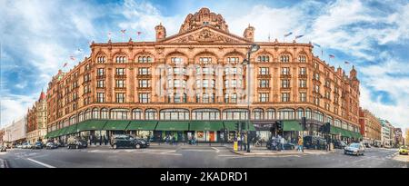 LONDON - 11. APRIL 2022: Das berühmte Kaufhaus Harrods befindet sich an der Brompton Road in Knightsbridge, London, England, Großbritannien Stockfoto