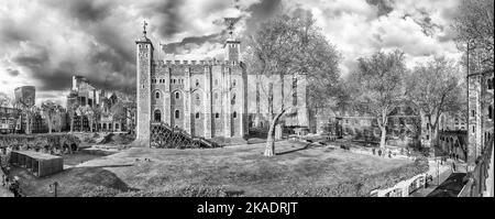 LONDON - 13. APRIL 2022: Blick über den Innenhof mit dem Weißen Turm, einem der wichtigsten Gebäude im Tower of London, dem ikonischen Königspalast Stockfoto