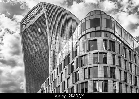 LONDON - 13. APRIL 2022: Das Gebäude der Fenchurch Street 20, auch bekannt als Walkie Talkie, in London, England, Großbritannien. Der Wolkenkratzer ist das fünfthöchste Gebäude in Th Stockfoto