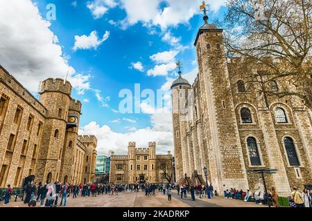 LONDON - 13. APRIL 2022: Innenhof des Tower of London, berühmter Königspalast und Festung in England, Großbritannien Stockfoto