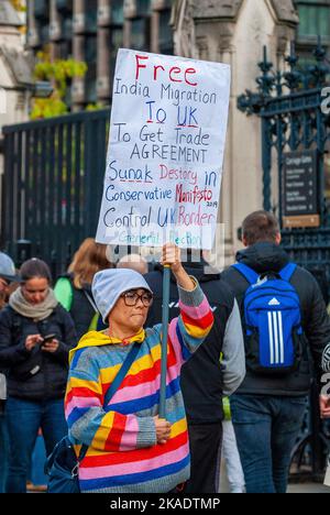 London, Großbritannien. 2.. November 2022. Politiker vor dem Parlament nehmen als Premierminister an der Fragestunde des Premierministers Teil. Kredit: JOHNNY ARMSTEAD/Alamy Live Nachrichten Stockfoto