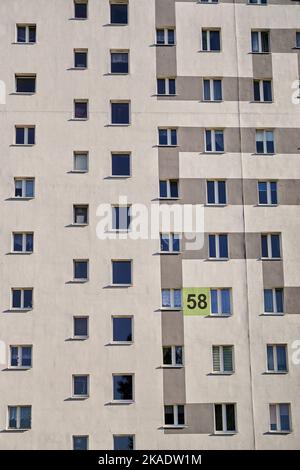 Eine vertikale Nahaufnahme eines Mehrfamilienhauses mit einem Hausnummernschild in der Region Orla Bialego, Polen Stockfoto