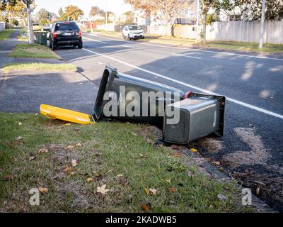 Blick auf Mülltonnen, die von starkem Wind auf dem Boden gestürzt wurden Stockfoto