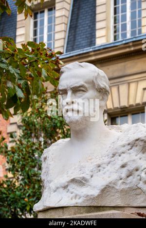 Statue von Louis Pasteur vor dem Gebäude des Institut Pasteur. Louis Pasteur ist ein französischer Wissenschaftler, der den Impfstoff gegen Tollwut entdeckt hat Stockfoto