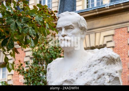 Statue von Louis Pasteur vor dem Gebäude des Institut Pasteur. Louis Pasteur ist ein französischer Wissenschaftler, der den Impfstoff gegen Tollwut entdeckt hat Stockfoto