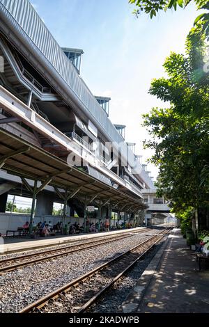 Bangkok, Thailand - 26. Sep 2020, The Environment of Ladkrabang Bahnhofsplattform mit den Einheimischen herum warteten sie auf Transpor Stockfoto
