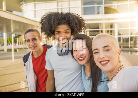 Multiethnische Teenager-Freunde, die ein Selfie-Gruppenfoto machen und lachen. Blick auf die Kamera. Stockfoto