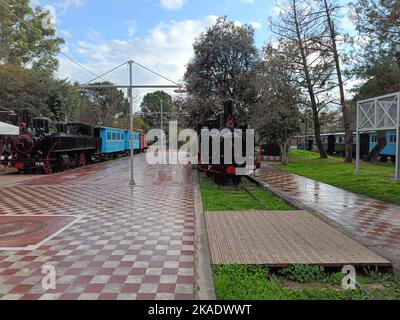 Die alten Dampfzüge im Kalamata Municipal Railway Park, Griechenland Stockfoto