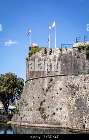 Kotor Montenegro - 29. April 2022: Mittelalterliche Ruinen der Gurdischen Bastion in der Altstadt von Kotor. Stockfoto