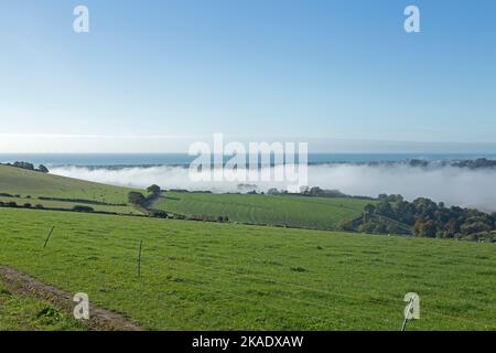 Hochnebel über Tal des River Adur, Shoreham by Sea, South Downs, West Sussex, England, Großbritannien | Nebel über dem Adur-Tal, Shoreham b Stockfoto