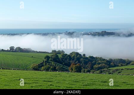 Hochnebel über Tal des River Adur, Shoreham by Sea, South Downs, West Sussex, England, Großbritannien | Nebel über dem Adur-Tal, Shoreham b Stockfoto