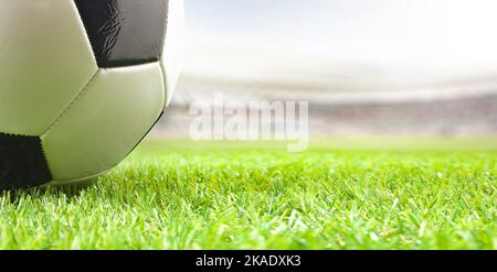 Detail eines Fußballballs auf dem Rasen in einem Fußballstadion. Vorderansicht. Stockfoto
