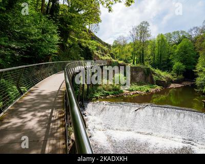 Millennium Walkway Bridge über dem Fluss New Mills Derbyshire UK Stockfoto