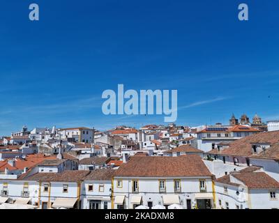 Eine Luftaufnahme der Stadt Evora an einem heißen Tag in Portugal Stockfoto