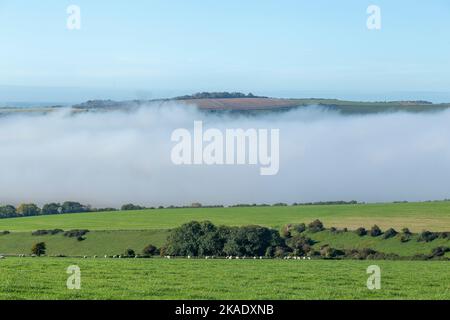 Hochnebel über Tal des River Adur, Shoreham by Sea, South Downs, West Sussex, England, Großbritannien | Nebel über dem Adur-Tal, Shoreham b Stockfoto