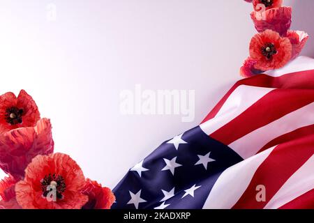 Pearl Harbor National Remembrance Day Banner-Vorlage mit us-Flagge und rotem Mohn. Stockfoto