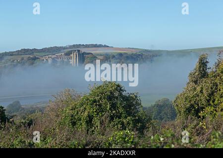 Hochnebel über Tal des River Adur, Lancing College, Shoreham by Sea, South Downs, West Sussex, England, Großbritannien | Nebel über dem Flusstal Stockfoto