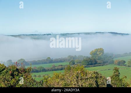 Hochnebel über Tal des River Adur, Shoreham by Sea, South Downs, West Sussex, England, Großbritannien | Nebel über dem Adur-Tal, Shoreham b Stockfoto