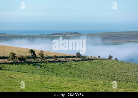 Hochnebel über Tal des River Adur, Shoreham by Sea, South Downs, West Sussex, England, Großbritannien | Nebel über dem Adur-Tal, Shoreham b Stockfoto