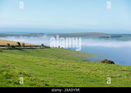 Hochnebel über Tal des River Adur, Shoreham by Sea, South Downs, West Sussex, England, Großbritannien | Nebel über dem Adur-Tal, Shoreham b Stockfoto