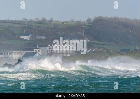 Rossarbery, West Cork, Irland. 2.. November 2022. Massive Wellen treffen heute auf die Felsen am Rossarbery Pier, da die Insel Irland derzeit unter einer Met Éireann Yellow Wind and Rain Warning steht, die bis 9pm Uhr heute Abend andauern soll. Quelle: AG News/Alamy Live News Stockfoto