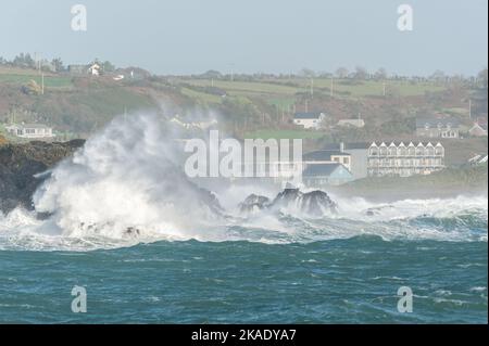 Rossarbery, West Cork, Irland. 2.. November 2022. Massive Wellen treffen heute auf die Felsen am Rossarbery Pier, da die Insel Irland derzeit unter einer Met Éireann Yellow Wind and Rain Warning steht, die bis 9pm Uhr heute Abend andauern soll. Quelle: AG News/Alamy Live News Stockfoto