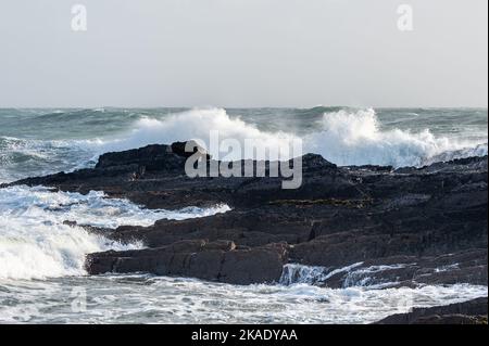 Rossarbery, West Cork, Irland. 2.. November 2022. Massive Wellen treffen heute auf die Felsen am Rossarbery Pier, da die Insel Irland derzeit unter einer Met Éireann Yellow Wind and Rain Warning steht, die bis 9pm Uhr heute Abend andauern soll. Quelle: AG News/Alamy Live News Stockfoto