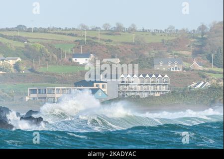 Rossarbery, West Cork, Irland. 2.. November 2022. Massive Wellen treffen heute auf die Felsen am Rossarbery Pier, da die Insel Irland derzeit unter einer Met Éireann Yellow Wind and Rain Warning steht, die bis 9pm Uhr heute Abend andauern soll. Quelle: AG News/Alamy Live News Stockfoto