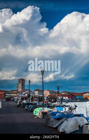 Gegen den Sonnenuntergang. Marano Lagune Spätsommer Farben. Wolken und Sonne Stockfoto