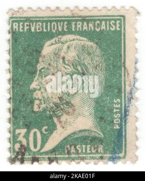 FRANKREICH - 1926: Eine grüne Briefmarke von 30 Rappen, die das Porträt von Louis Pasteur zeigt. Französischer Chemiker und Mikrobiologe, bekannt für seine Entdeckungen zu den Prinzipien der Impfung, mikrobieller Fermentation und Pasteurisierung, von denen letzterer nach ihm benannt wurde. Seine Forschung in der Chemie führte zu bemerkenswerten Durchbrüchen im Verständnis der Ursachen und Vorsorge von Krankheiten, die die Grundlagen für Hygiene, öffentliche Gesundheit und einen Großteil der modernen Medizin legten. Seine Werke werden durch die Entwicklung von Impfstoffen gegen Tollwut und Anthrax Millionen von Menschenleben gerettet Stockfoto