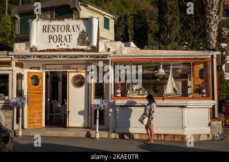 Budva, Montenegro - 28. April 2022: Ein berühmtes Meeresrestaurant Porat an der Strandpromenade Rafailovici. Stockfoto