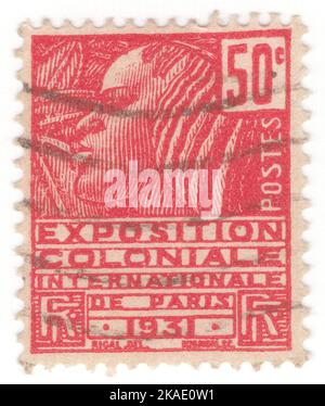 FRANKREICH - 1930: Eine dunkelrote Briefmarke mit 50 Rappen, auf der eine Frau aus der Nachi abgebildet ist. Paris Colonial Exhibition (oder 'Exposition coloniale internationale', Internationale Kolonialausstellung) war eine sechsmonatige Kolonialausstellung, die 1931 in Paris, Frankreich, stattfand und versuchte, die verschiedenen Kulturen und die immensen Ressourcen der französischen Kolonialbesitzungen zu zeigen. Fachi ist eine Oase, die von der Tenere-Wüste und den Dünen des Erg von Bilma im östlichen Niger umgeben ist und sich am westlichen Rand des kleinen Agram-Berges befindet Stockfoto