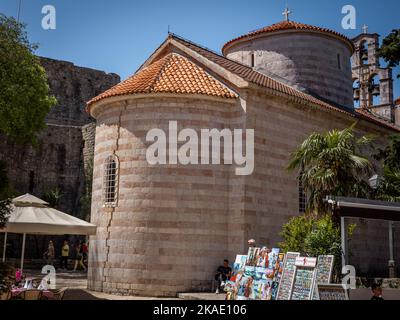 Budva, Montenegro - 28. April 2022: Eine mittelalterliche orthodoxe Kirche der Heiligen Dreifaltigkeit in der Altstadt von Budva. Stockfoto