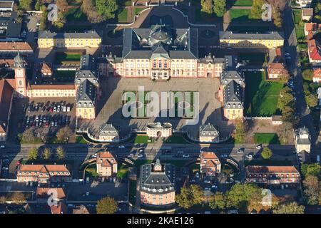 LUFTAUFNAHME. Der Bruchsal-Palast im frühen Morgenlicht. Bruchsal, Baden-Württemberg, Deutschland. Stockfoto