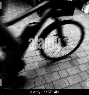 Epsom Surrey, London, Großbritannien, Mai 28 2022, Fahrradbewegung entlang Eines Straßenpflasters verschwommene Bewegung ohne Menschen Stockfoto