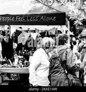 Epsom Surrey, London, Großbritannien, 01 2022. Juni, kleine Gruppe älterer alter Frauen im Gespräch vor Einem Stand der Hilfsorganisation „Help the Aged Charity“ Stockfoto